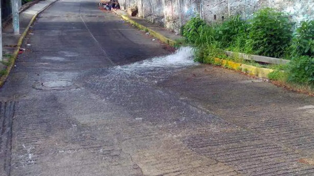 ACapulco Fuga de agua hace riachuelo